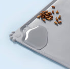 Rutschfeste, wasserdichte Silikon-Futtermatte für Hunde in Grau mit Futter und Wasser.