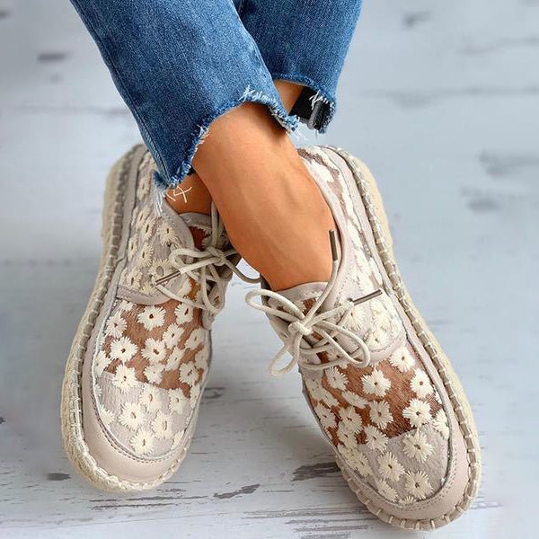 Stilvolle, luftige Damenschuhe mit Blumenmuster, ideal für Frühling und Sommer. Perfekt kombinierbar mit Jeans für einen lässigen Look.