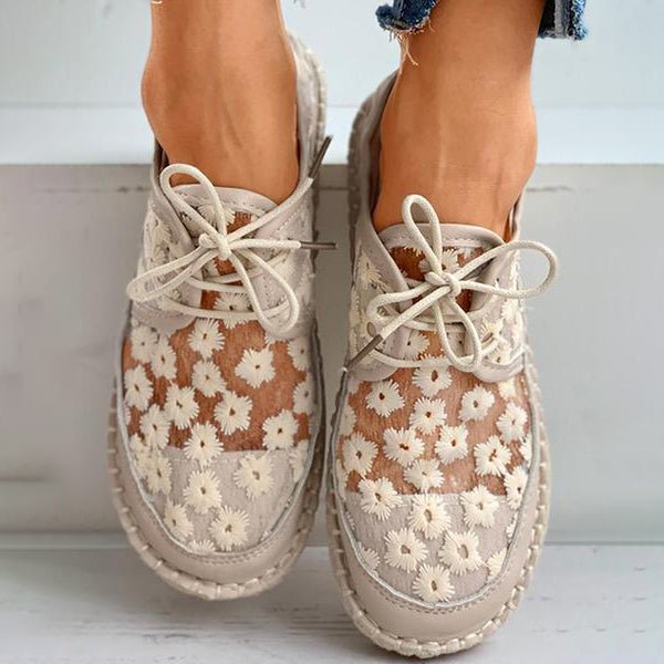 Stilvolle, luftige Damenschuhe mit Blumenmuster, ideal für den Sommer. Bequeme, modische Schuhe mit Spitzen-Design und floralen Details.