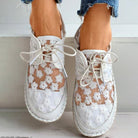 Stilvolle, luftige Damenschuhe mit Blumenmuster, ideal für den Sommer. Perfekt kombinierbar mit Jeans. Bequeme, modische Schuhe für Damen.