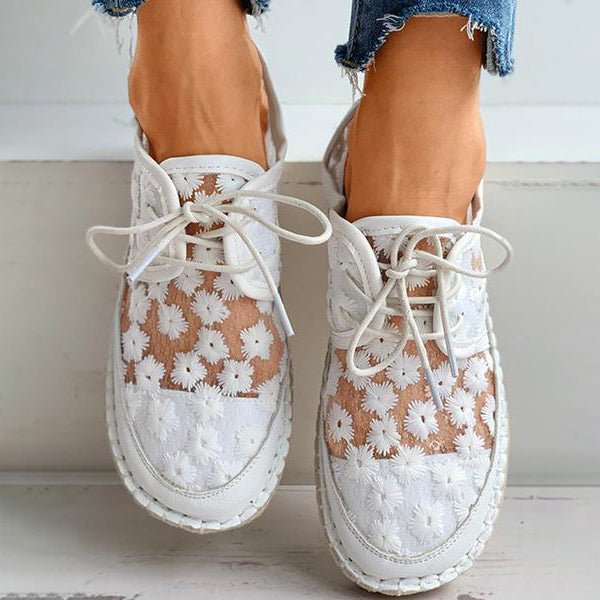 Stilvolle, luftige Damenschuhe mit Blumenmuster, ideal für den Sommer. Perfekt kombinierbar mit Jeans. Bequeme, modische Schuhe für Damen.