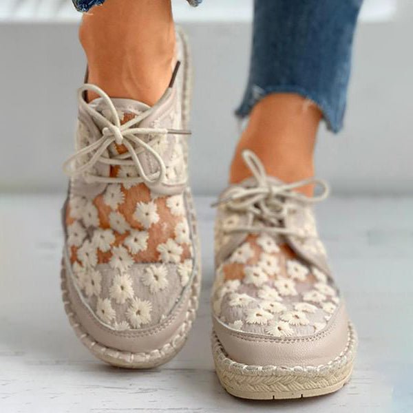 Stilvolle, luftige Damenschuhe mit Blumenmuster, ideal für den Sommer. Bequeme, modische Sneaker mit Spitzen-Design und Espadrille-Sohle.