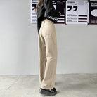 Damen-Jeans mit geradem Bein und hoher Taille in Beige, kombiniert mit schwarzem Oberteil. Modetrend, bequem, vielseitig, stilvoll.