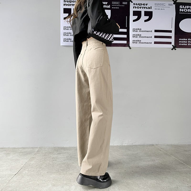 Damen-Jeans mit geradem Bein und hoher Taille in Beige, kombiniert mit schwarzem Oberteil. Modetrend, bequem, vielseitig, stilvoll.