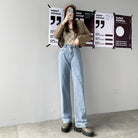 Damenjeans mit geradem Bein und hoher Taille, kombiniert mit modischem Oberteil. Perfekt für trendige Streetwear-Looks und lässige Outfits.