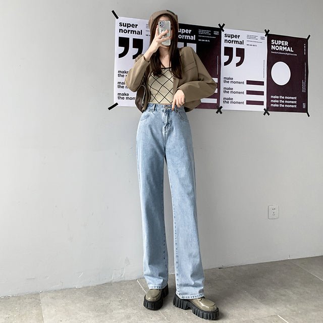 Damenjeans mit geradem Bein und hoher Taille, kombiniert mit modischem Oberteil. Perfekt für trendige Streetwear-Looks und lässige Outfits.