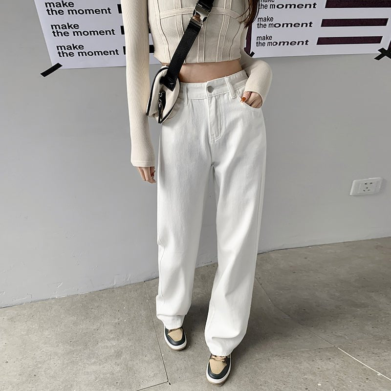 Damenjeans mit geradem Bein, hoher Taille in Weiß. Modisch, vielseitig, ideal für Casual-Looks. Perfekt für trendbewusste Frauen.