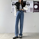 Damen-Jeans mit geradem Bein und hoher Taille, kombiniert mit schwarzer Jacke und Sneakers. Modetrend, lässiger Streetstyle, bequeme Passform.