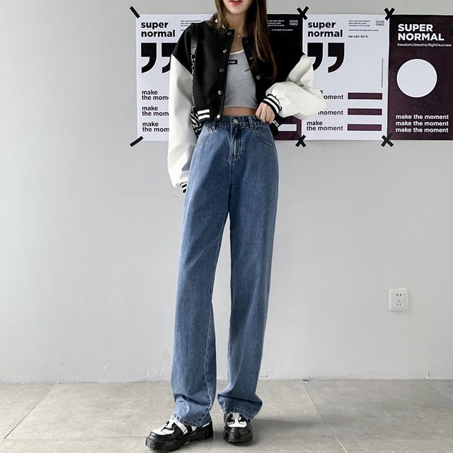 Damen-Jeans mit geradem Bein und hoher Taille, kombiniert mit schwarzer Jacke und Sneakers. Modetrend, lässiger Streetstyle, bequeme Passform.