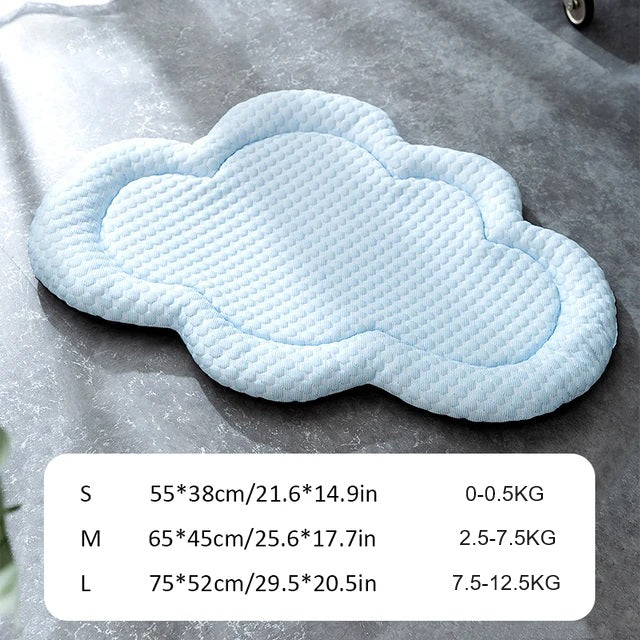 Wolkenförmiges Haustierbett, weich und komfortabel, in drei Größen erhältlich. Perfekt für kleine bis mittelgroße Haustiere. Ideal für Zuhause.