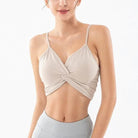 Beiger Sport-BH mit dünnen Trägern, ideal für Yoga und Fitness. Atmungsaktives Material, nahtloses Design, perfekte Passform für aktive Frauen.