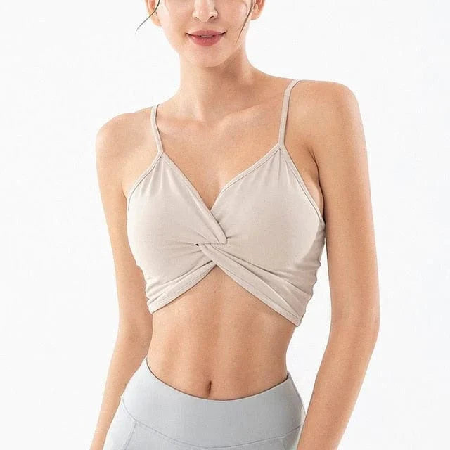 Beiger Sport-BH mit dünnen Trägern, ideal für Yoga und Fitness. Atmungsaktives Material, nahtloses Design, perfekte Passform für aktive Frauen.