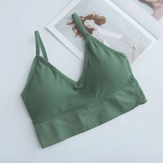 Grüner Sport-BH mit dünnen Trägern, nahtlos und bequem. Ideal für Yoga und Fitness. Atmungsaktives Material, modisches Design.