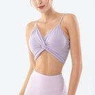 Violetter Sport-BH mit dünnen Trägern, ideal für Yoga und Fitness. Atmungsaktives Material, bietet Komfort und Stil für aktive Frauen.