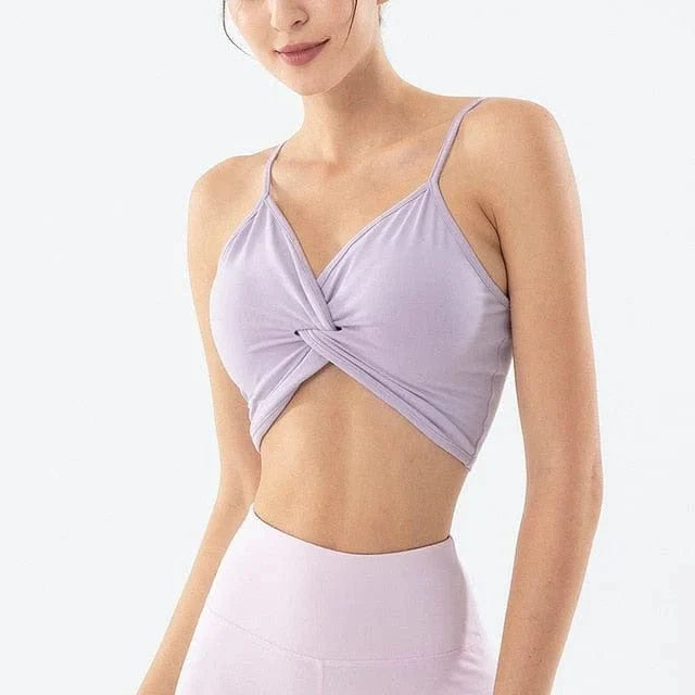 Violetter Sport-BH mit dünnen Trägern, ideal für Yoga und Fitness. Atmungsaktives Material, bietet Komfort und Stil für aktive Frauen.