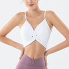 Weißer Sport-BH mit dünnen Trägern, ideal für Yoga und Fitness. Atmungsaktives Material, bietet Komfort und Stil. Perfekt für aktive Frauen.