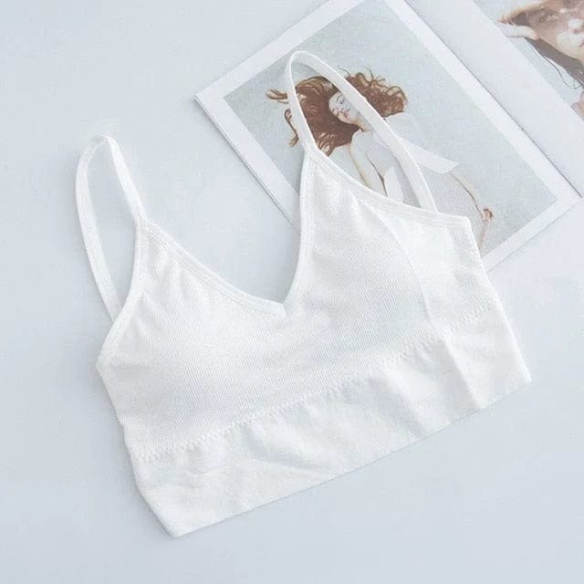 Weißer Sport-BH mit dünnen Trägern, nahtlos und bequem, ideal für Fitness und Yoga. Perfekt für Damen, die stilvolle Sportbekleidung suchen.