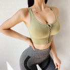 Grüner Sport-BH mit Reißverschluss, ideal für Fitness und Yoga. Bequeme Passform, atmungsaktives Material, modisches Design für aktive Frauen.