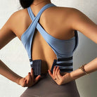 Sport-BH mit überkreuzten Trägern in Blau, ideal für Fitness und Yoga. Bequemer Halt, modisches Design, atmungsaktives Material.