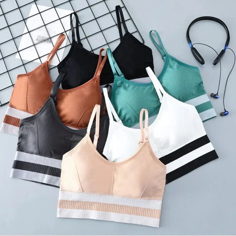 Sport-BHs mit Trägern in verschiedenen Farben auf Gitterhintergrund, ideal für Fitness und Yoga. Bequeme, stilvolle Sportbekleidung für Damen.