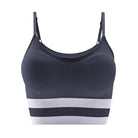 Grauer Sport-BH mit Trägern, nahtlos und atmungsaktiv, ideal für Fitness und Yoga. Komfortable Passform, elastisches Material, modisches Design.