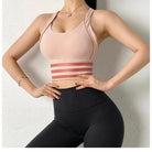 Rosa Sport-BH mit Trägern, nahtlos und atmungsaktiv, ideal für Fitness und Yoga. Perfekte Passform, hoher Tragekomfort, modisches Design.