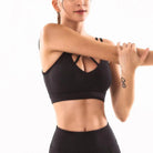 Schwarzer Sport-BH mit Zierfront, ideal für Fitness und Yoga. Atmungsaktives Material, hoher Tragekomfort, modisches Design für aktive Frauen.