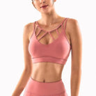 Rosa Sport-BH mit Zierfront, ideal für Fitness und Yoga. Atmungsaktives Material, modisches Design, perfekte Passform für aktive Frauen.
