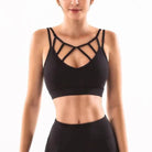 Schwarzer Sport-BH mit dekorativer Front, ideal für Fitness und Yoga. Atmungsaktives Material, bietet Halt und Komfort. Perfekt für aktive Frauen.