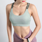 Grüner Sport-BH mit Zier-Rücken, ideal für Fitness und Yoga. Atmungsaktives Material, hoher Tragekomfort, modisches Design für aktive Frauen.