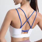 Sport-BH mit Zier-Rücken in Weiß, blaue Träger, ideal für Fitness und Yoga. Atmungsaktiv, bequem, modisch. Perfekt für aktive Frauen.