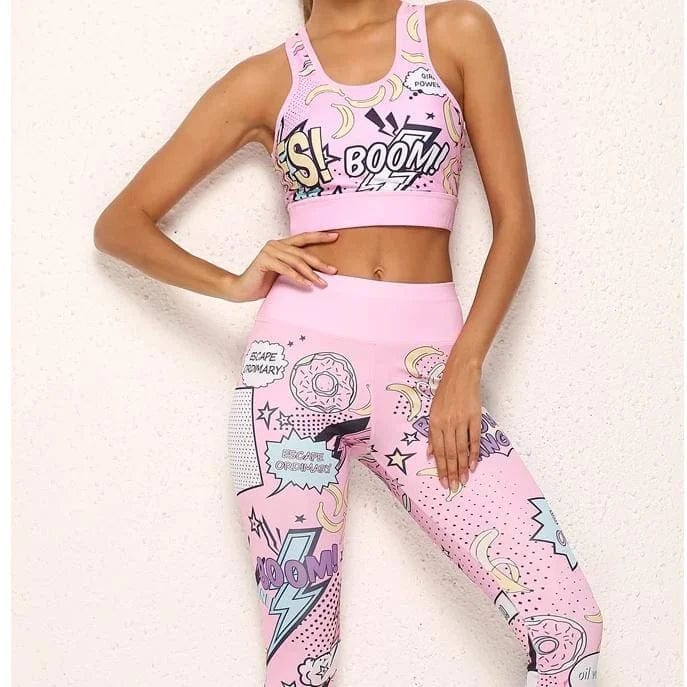 Damen-Sportbekleidung im Comic-Stil, rosa Leggings und Sport-BH mit Pop-Art-Motiven. Trendige Fitnessmode, bequem und stylisch.