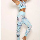 Damen-Sportbekleidung im Comic-Stil, blaues Set mit Leggings und Sport-BH, ideal für Fitness und Yoga. Trendige, bequeme Sportmode.