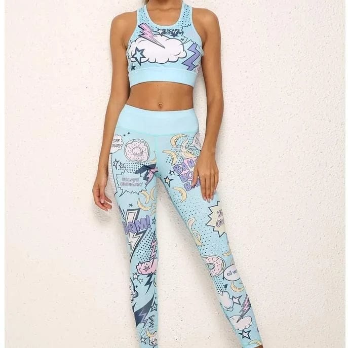 Damen-Sportoutfit im Comic-Stil, bestehend aus einem blauen Sport-BH und Leggings mit bunten Grafiken. Perfekt für Fitness und Yoga.