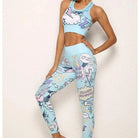 Damen-Sportbekleidung im Comic-Stil, blau. Zweiteiliges Set: Sport-BH und Leggings. Ideal für Fitness, Yoga und Freizeit. Trendige Muster.