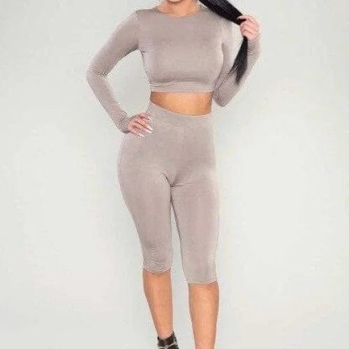 Damen Sport-Set mit langen Ärmeln, nahtlos, beige, ideal für Fitness und Yoga. Bequemes, elastisches Material für optimale Bewegungsfreiheit.