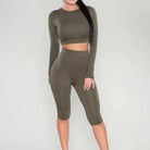 Damen Sport-Set in Grün, langärmliges Oberteil und knielange Leggings. Perfekt für Fitness, Yoga und Freizeit. Bequem und stilvoll.