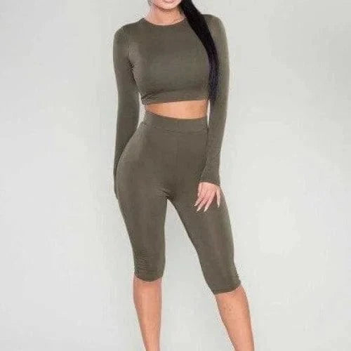 Damen Sport-Set in Grün, langärmliges Oberteil und knielange Leggings. Perfekt für Fitness, Yoga und Freizeit. Bequem und stilvoll.
