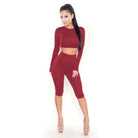 Damen Sport-Set in Rotwein, langärmliges Oberteil und knielange Leggings. Perfekt für Fitness, Yoga und Freizeit. Elegantes Design.