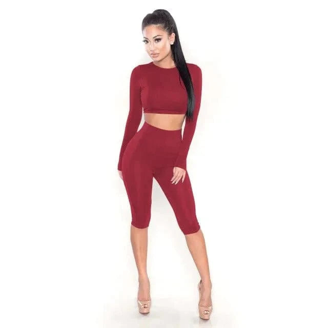 Damen Sport-Set in Rotwein, langärmliges Oberteil und knielange Leggings. Perfekt für Fitness, Yoga und Freizeit. Elegantes Design.