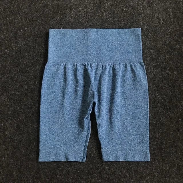 Blaue Sporthose im Radsport-Schnitt, nahtloses Design, ideal für Fitness und Yoga. Hochwertige Materialien, bequem und atmungsaktiv.