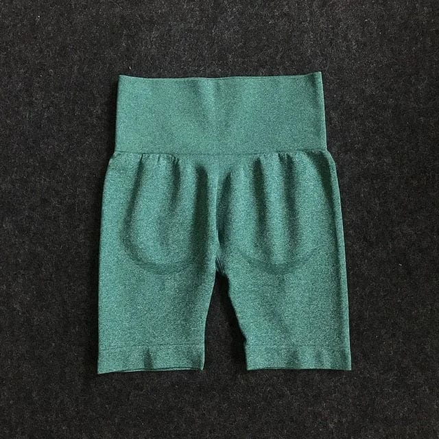Grüne Sporthose im Radsport-Schnitt, ideal für Fitness und Radfahren. Hochwertiges Material, elastischer Bund, komfortable Passform.