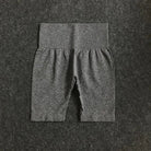 Graue Sporthose im Radsport-Schnitt, ideal für Fitness und Training. Atmungsaktives Material, elastischer Bund, perfekte Passform.