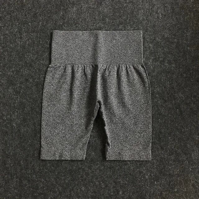 Graue Sporthose im Radsport-Schnitt, ideal für Fitness und Training. Atmungsaktives Material, elastischer Bund, perfekte Passform.