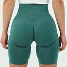 Dunkelgrüne Sporthose im Radsport-Schnitt, nahtlos, atmungsaktiv, ideal für Fitness und Yoga. Hochwertige Materialien, perfekte Passform.