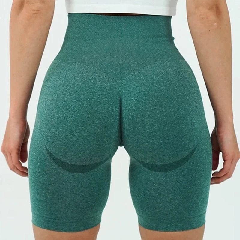 Dunkelgrüne Sporthose im Radsport-Schnitt, nahtlos, atmungsaktiv, ideal für Fitness und Yoga. Hochwertige Materialien, perfekte Passform.