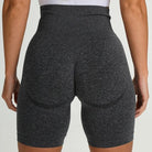Graue Sporthose im Radsport-Schnitt, nahtlos, hoch tailliert, ideal für Fitness und Yoga. Bequeme Passform, atmungsaktives Material.