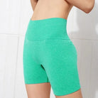 Grüne Sporthose im Radsport-Schnitt, hoch tailliert, atmungsaktiv, ideal für Fitness und Yoga. Perfekte Passform für aktive Frauen.