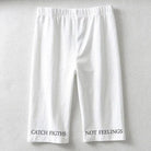 Weiße Sporthose mit Aufschriften "Catch Fights" und "Not Feelings". Bequeme Fitnessbekleidung, ideal für Sport und Freizeit.