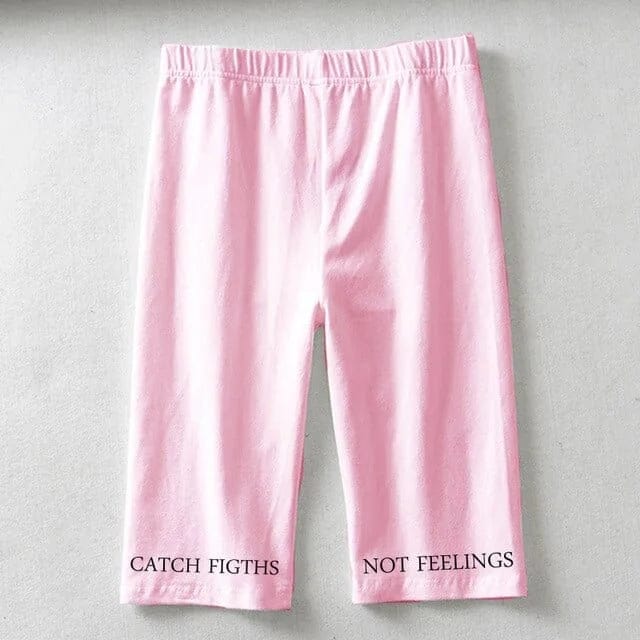 Rosa Sporthose mit Aufschrift "Catch Fights, Not Feelings", ideal für Fitness und Freizeit. Bequeme Passform, trendiges Design, hochwertiges Material.